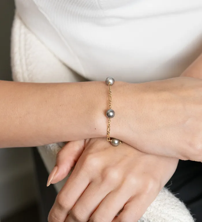 The Pearl Girl Bracelets Tahitian Black Pearl Bracelet in Yellow Gold